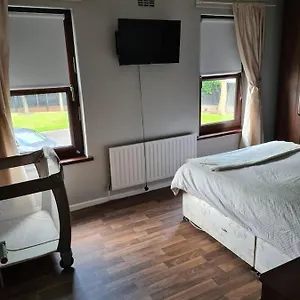  Holiday home Massive 4 Bed Walking Distance To The Lights, Perfect For Business Trips